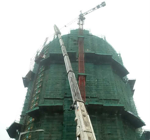 汕尾吊车在工地上作业